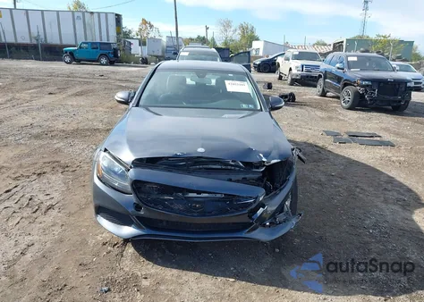 2015 Mercedes-Benz C 300 4Matic z USA, uszkodzony, nr VIN 55SWF4KB6FU034628